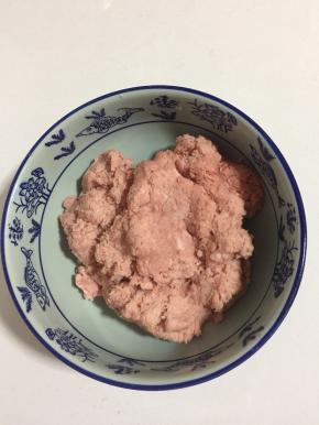 瘦肉用料理机打成肉糜，也可以直接去市场买现成的肉糜。