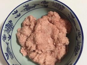 瘦肉用料理机打成肉糜，也可以直接去市场买现成的肉糜。