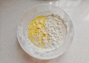 玉米面，面粉混合均匀备用；