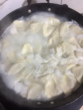 水烧开，下入饺子煮3分钟左右，中途点两次冷水，这样煮出来的饺子更筋道。（饺子煮开点一次冷水，再煮开再点一次冷水，再煮开，就可以关火了。）
