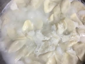 水烧开，下入饺子煮3分钟左右，中途点两次冷水，这样煮出来的饺子更筋道。（饺子煮开点一次冷水，再煮开再点一次冷水，再煮开，就可以关火了。）
