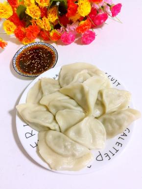 煮好的饺子捞出沥干水分，蘸上调好的蘸料即可享用美味的白菜猪肉馅儿饺子啦。