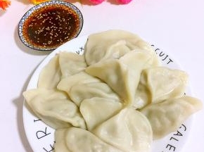 煮好的饺子捞出沥干水分，蘸上调好的蘸料即可享用美味的白菜猪肉馅儿饺子啦。