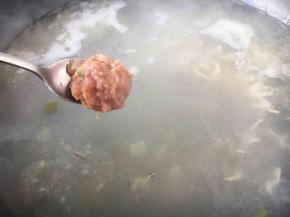 用小勺从肉馅的边缘用舀起，用小勺塑成肉圆的形状，放入汤中。
