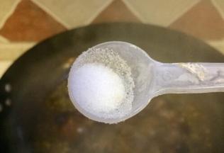 加入食盐少许，然后搅拌一下，加盖中小火烧排骨，中途需搅拌