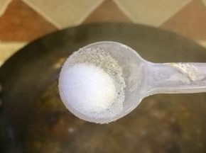 加入食盐少许，然后搅拌一下，加盖中小火烧排骨，中途需搅拌