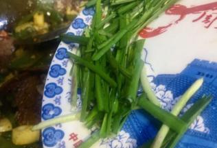 最后放入香葱稍炒匀一下就炒好了