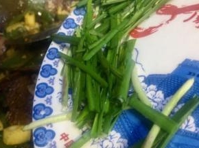 最后放入香葱稍炒匀一下就炒好了