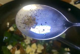 放入五香粉和辣椒面