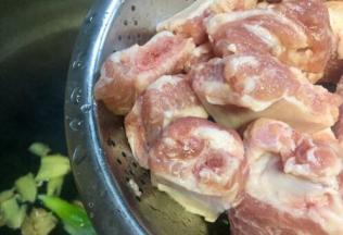 锅里水开后放入洗净的排骨，煮去血水后捞出洗净沥干水分待用