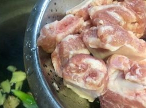锅里水开后放入洗净的排骨，煮去血水后捞出洗净沥干水分待用