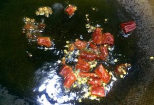 中火，稍炒一下放入辣椒节