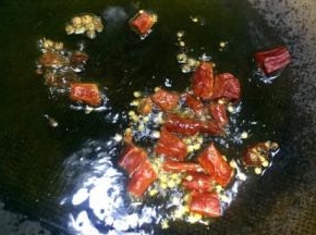 中火，稍炒一下放入辣椒节