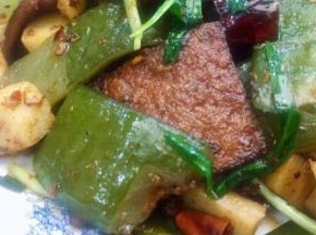 习惯来张特写，开吃了，浓郁孜然味道确实棒！