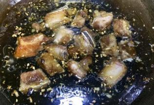 加入淹没排骨的水