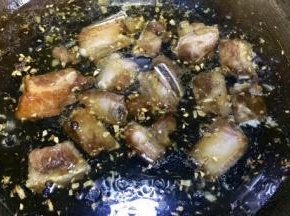 加入淹没排骨的水