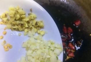 炒出香味后放入老姜大蒜末