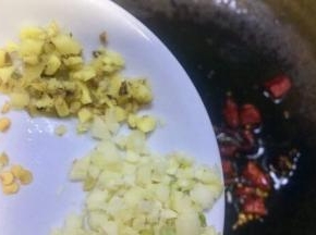 炒出香味后放入老姜大蒜末