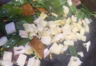 海白菜炒'至表皮微缩，倒入藕丁一起翻炒