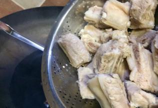 放入排骨用油煎炒，排骨炒制变色稍微焦化