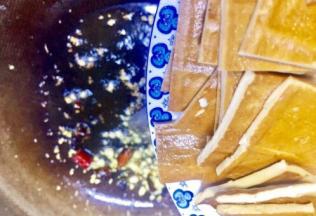 稍炒一下放入豆干