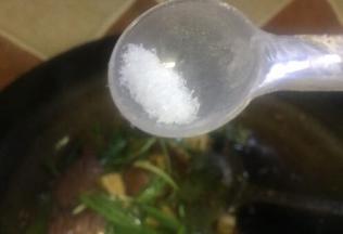 放入少许食盐