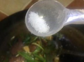 放入少许食盐