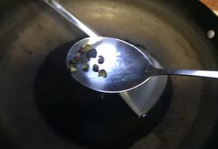 中火，热锅下油放入花椒