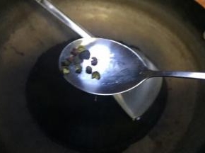 中火，热锅下油放入花椒