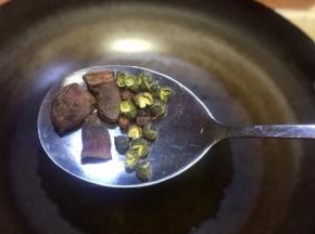 热锅倒入菜籽油，烧至6成放入八角和花椒