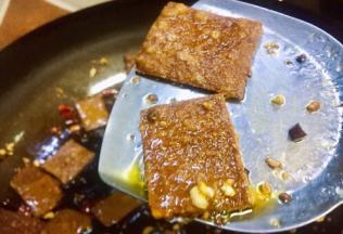 豆干炒至如图表皮气泡