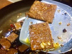 豆干炒至如图表皮气泡