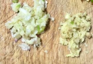 把老姜大蒜切末