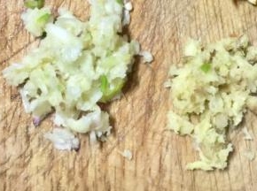 把老姜大蒜切末