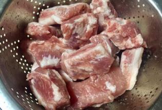 猪排骨切小段，洗净备用