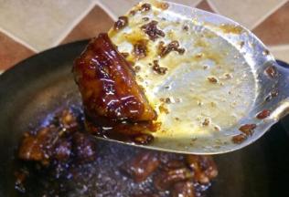 排骨烧制半小时左右汤汁快干了，排骨上色焦黄，酸甜飘香，忍不住会吞口水的节奏了