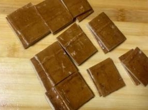 薄豆干切小块