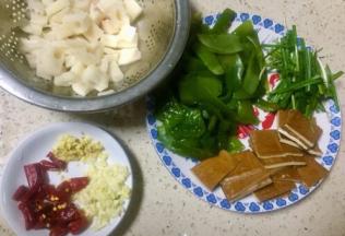 干辣椒切节，老姜大蒜切末，藕丁沥水备用