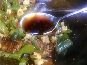 放入一勺酱油