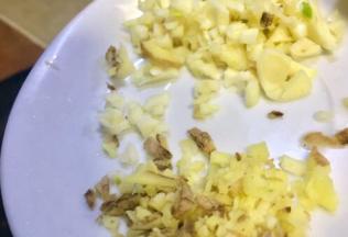 放入老姜大蒜末