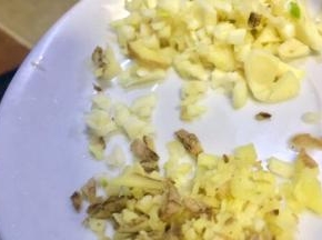 放入老姜大蒜末