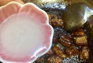 小火，倒入欠汁，收干汁水，就可以装盘了