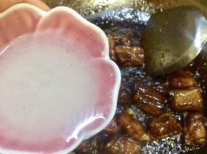 小火，倒入欠汁，收干汁水，就可以装盘了