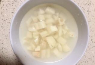 莲藕去皮切丁，取碗放少许盐浸泡藕丁