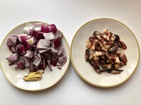 酱油肉用温水洗干净，切片，洋葱切片