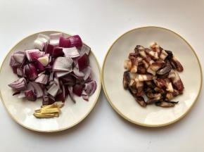 酱油肉用温水洗干净，切片，洋葱切片