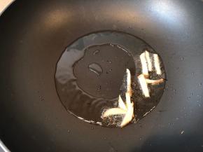 热锅热油爆香姜丝