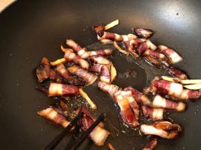 放入酱油肉翻炒一分钟