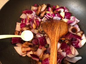 炒到洋葱有一点变软，放入生抽，白糖和食盐