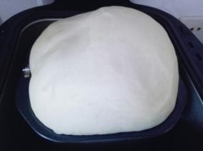 发酵好的面团，时间为90分钟。已经满桶，可以用手指捅一下，不回缩即为发酵完成。